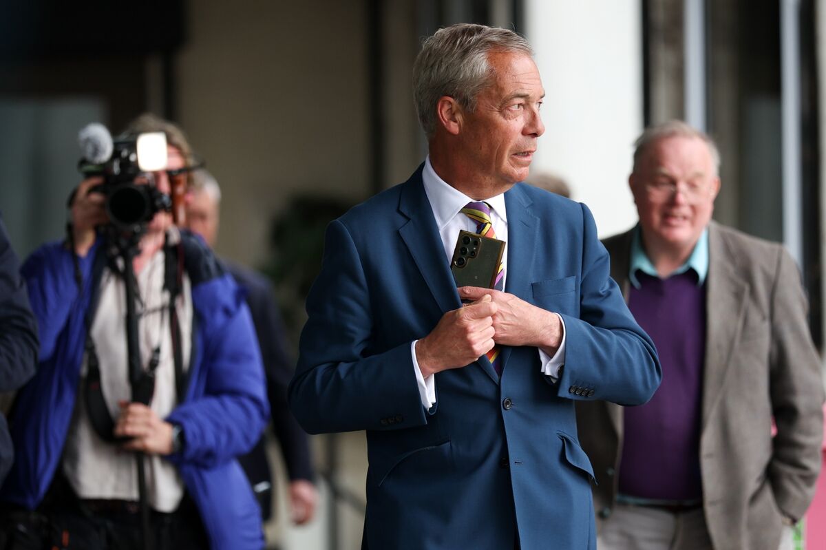 Farage Jeered as Starmer Accuses Him of ‘Exploiting’ UK Murder