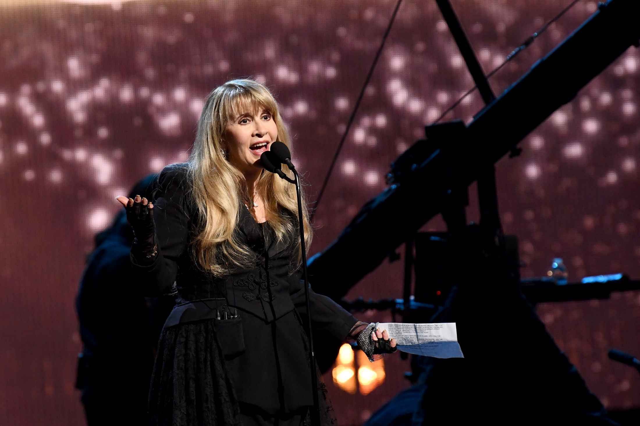 Stevie Nicks Cancels All 2021 Performances Over Coronavirus - Bloomberg