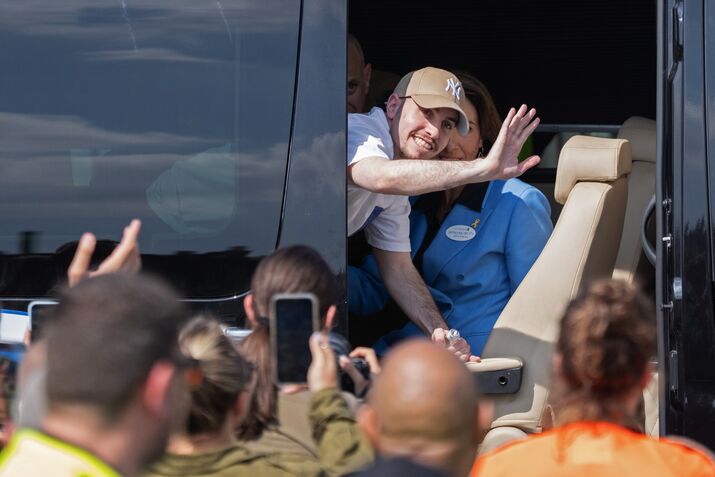 Eitan Mor waves to supporters outside Beilinson Hospital in the Rabin Medical Centre.