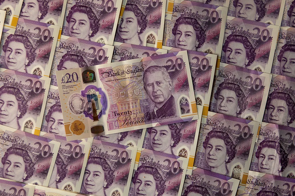 Dollar Continues To Fluctuate Against Pound And Euro