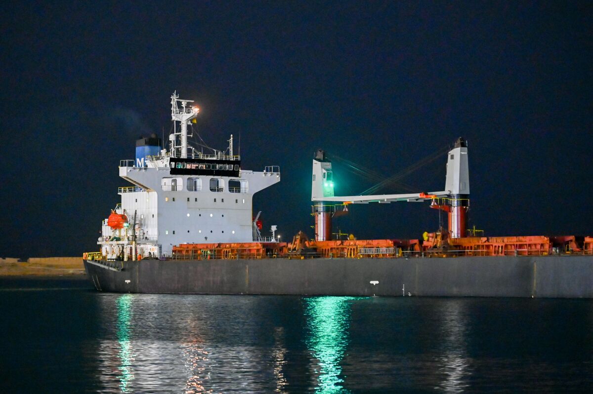 Maersk, Hapag-Lloyd Eyeing Return to Red Sea Route, Shares Fall
