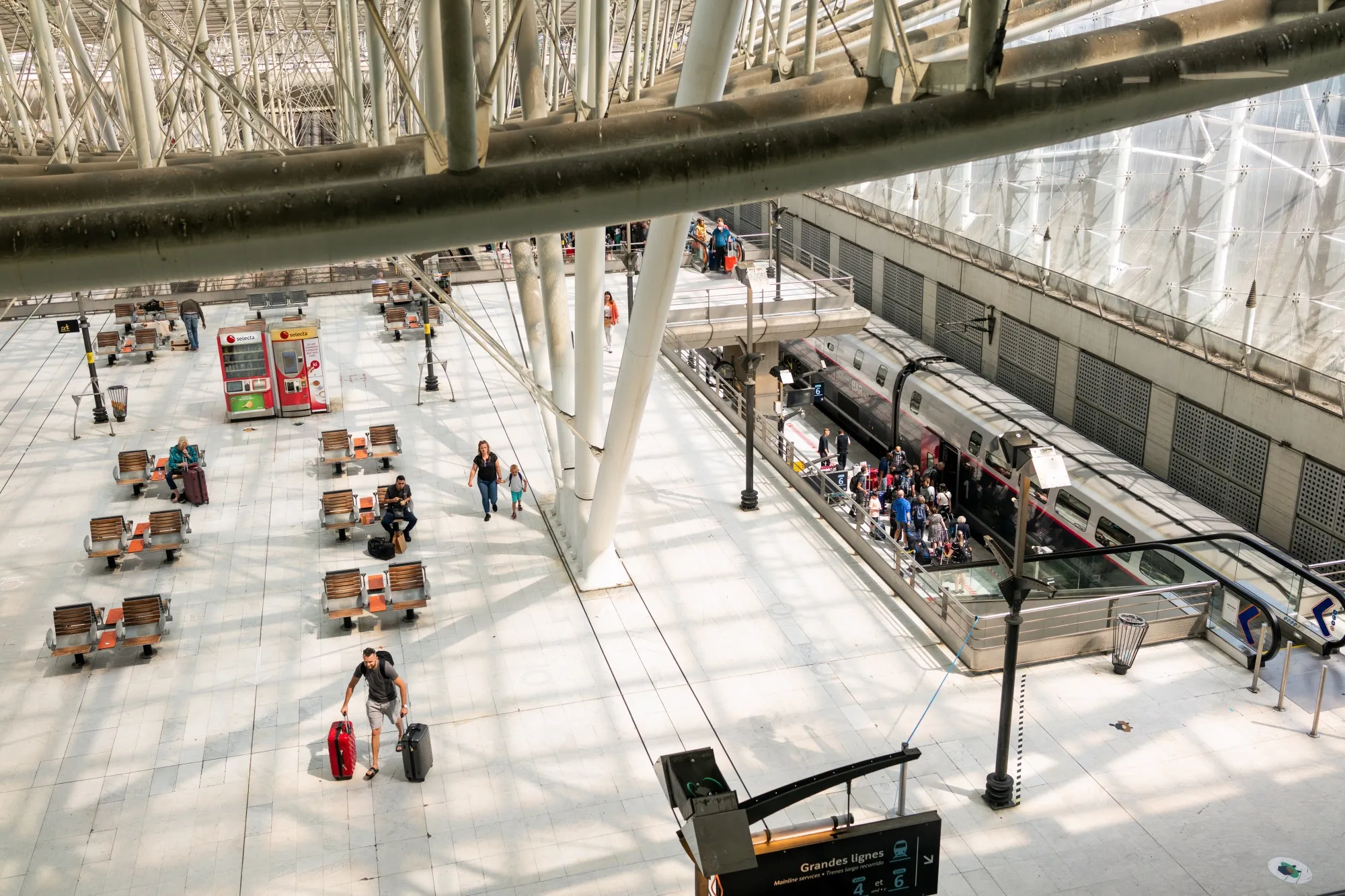 Trước đó, ADP cho biết họ sẽ chi ít nhất 3,5 tỷ euro vào năm 2035 để mở rộng và nâng cấp ba nhà ga hiện có tại sân bay Charles de Gaulle, bổ sung thêm các phòng chờ khởi hành và tuyến đường sắt.