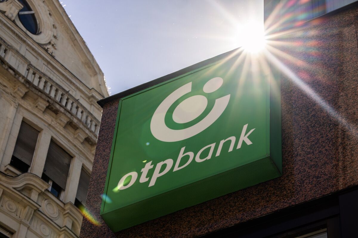 OTP Agrees to Sell Romanian Unit to Banca Transilvania - Bloomberg