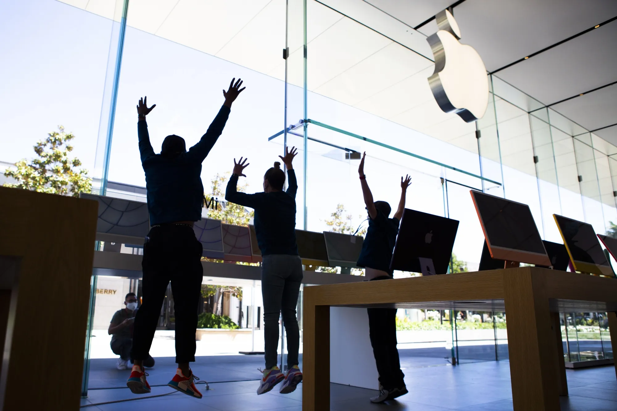 Apple Begins Selling New M1 iPad Pros And iMacs