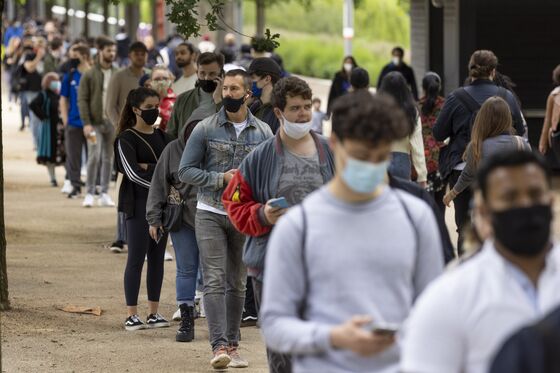 U.K.’s Delta Rollercoaster Flips Between Virus Horror and Hope