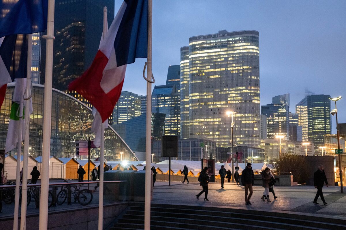 European Banks Expect AI Buildout to Add Headcount, Survey Says