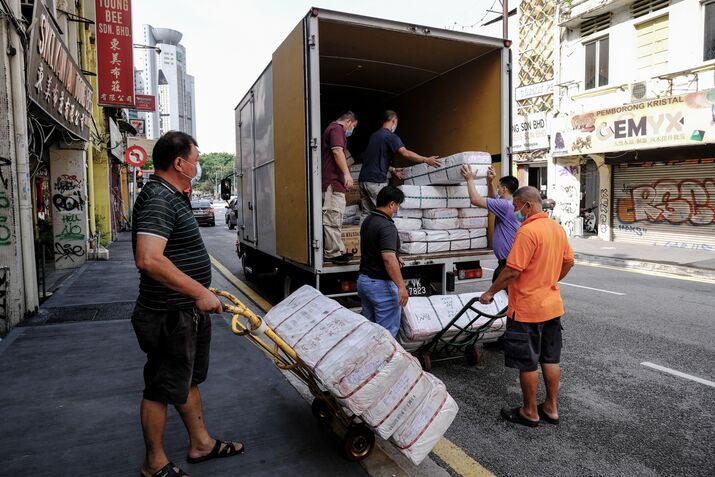 Malaysia GDP Contraction Slows, But New Nationwide Virus Curbs Add Pressure