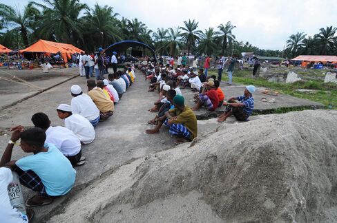 Migrants Activities at Temporary Shelter in Aceh