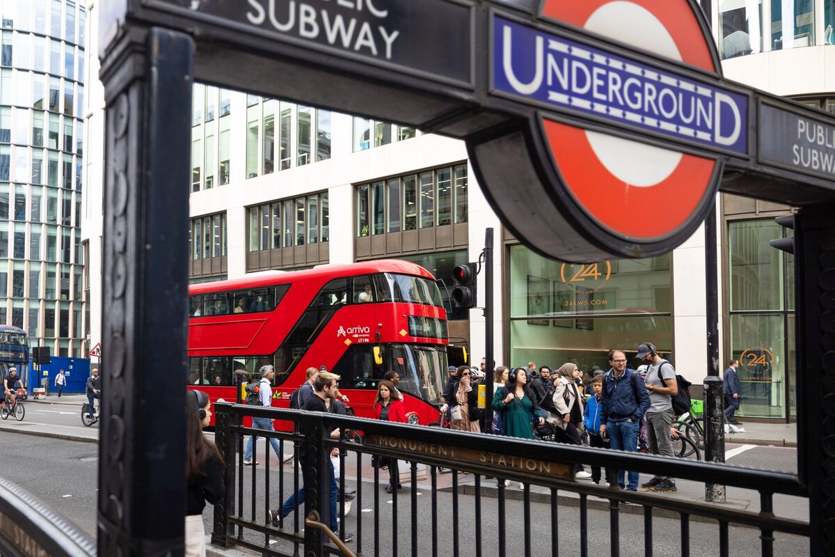 UK Wage Growth Stays High Ahead of Bank of England Rate Decision