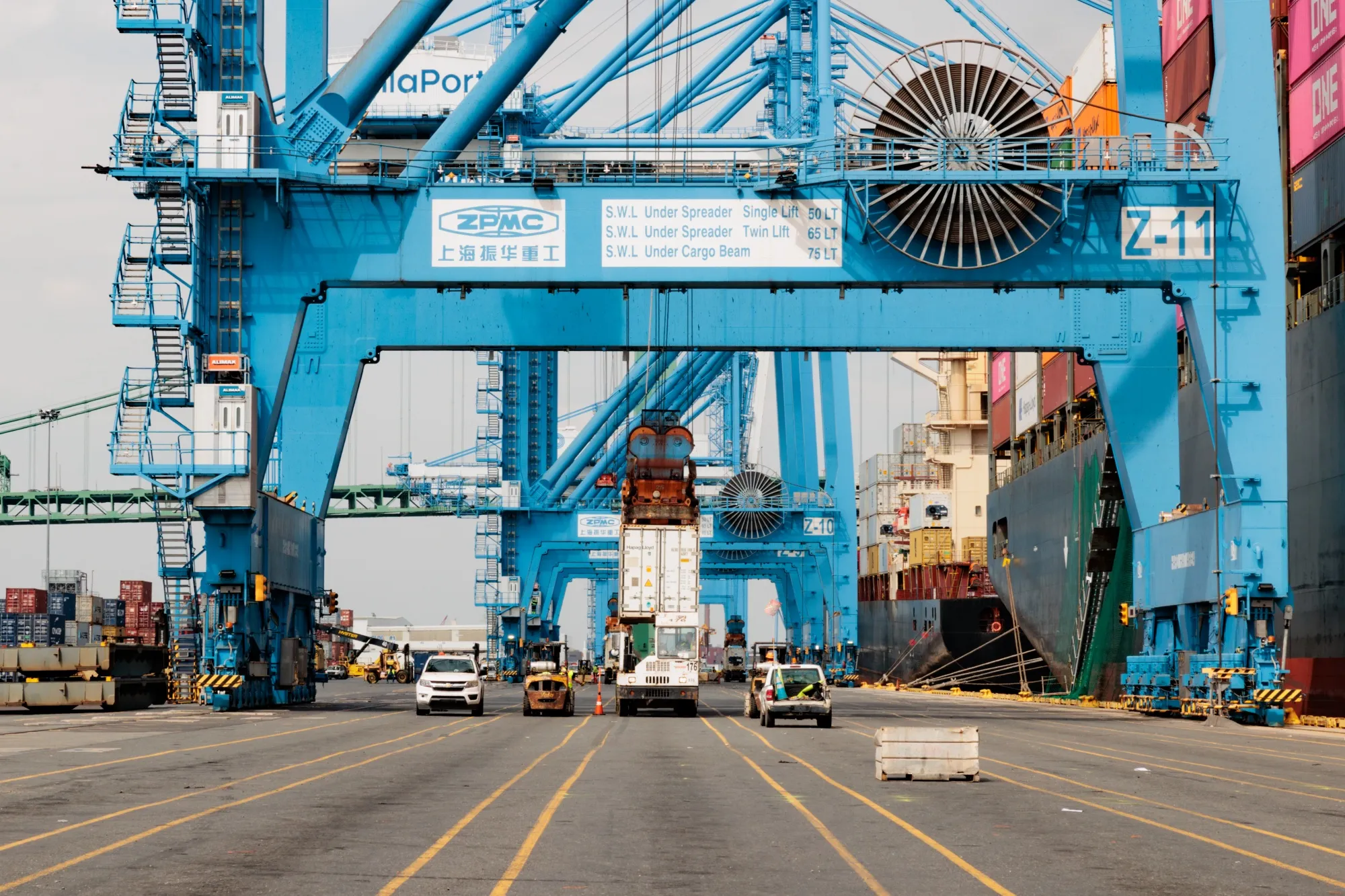 Workers&nbsp;unload containers from a vessel in Philadelphia, Pennsylvania.