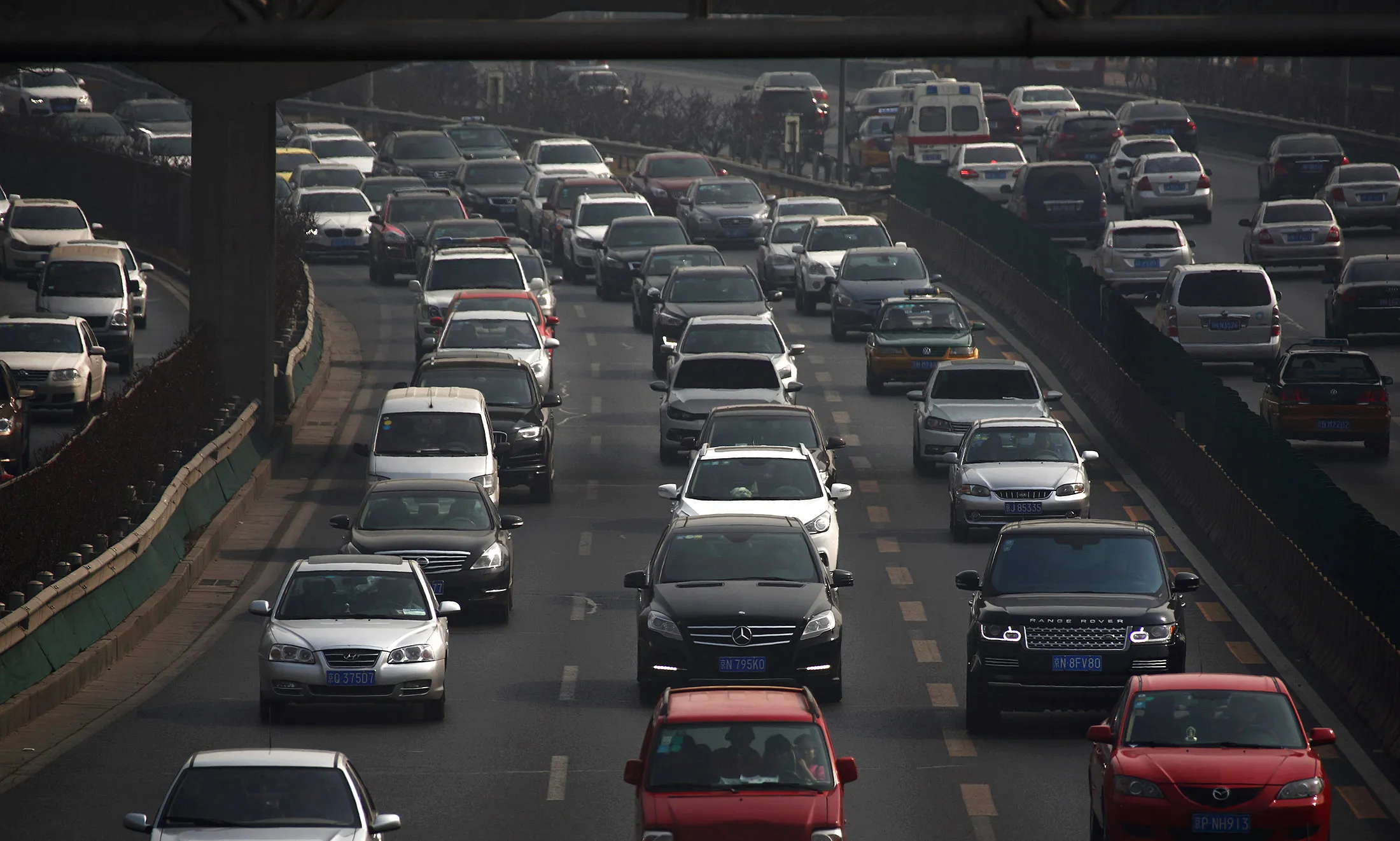 Vehicles move in congested traffic along an expressway in Beijing, China, on Saturday, March 7, 2015. China set the lowest economic growth target in more than 15 years and flagged increasing headwinds as leaders tackle the side effects of a generation-long expansion that spurred corruption, fueled debt and hurt the environment.
