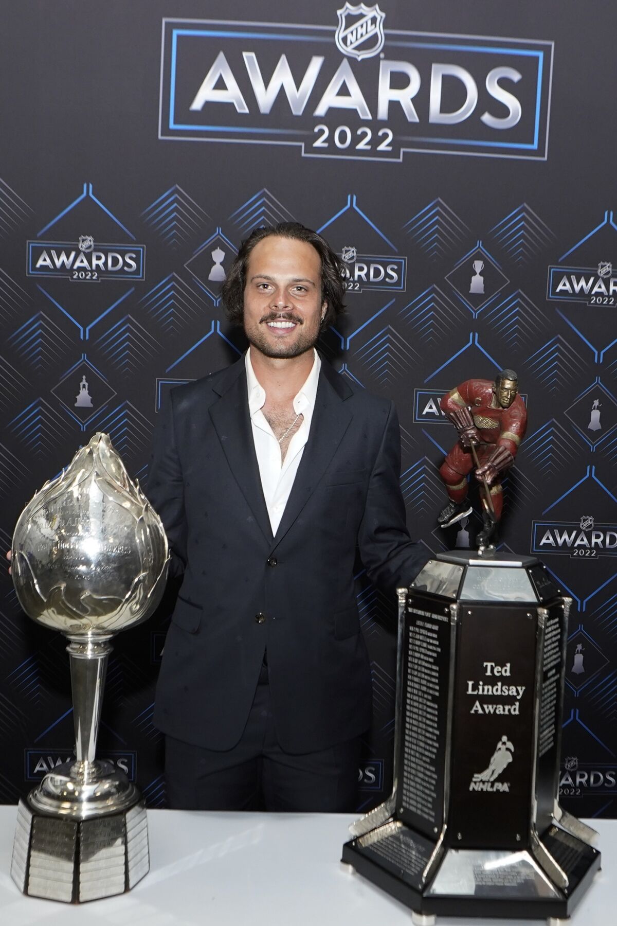 Matthews Wins Hart Trophy as NHL's Most Valuable Player - Bloomberg