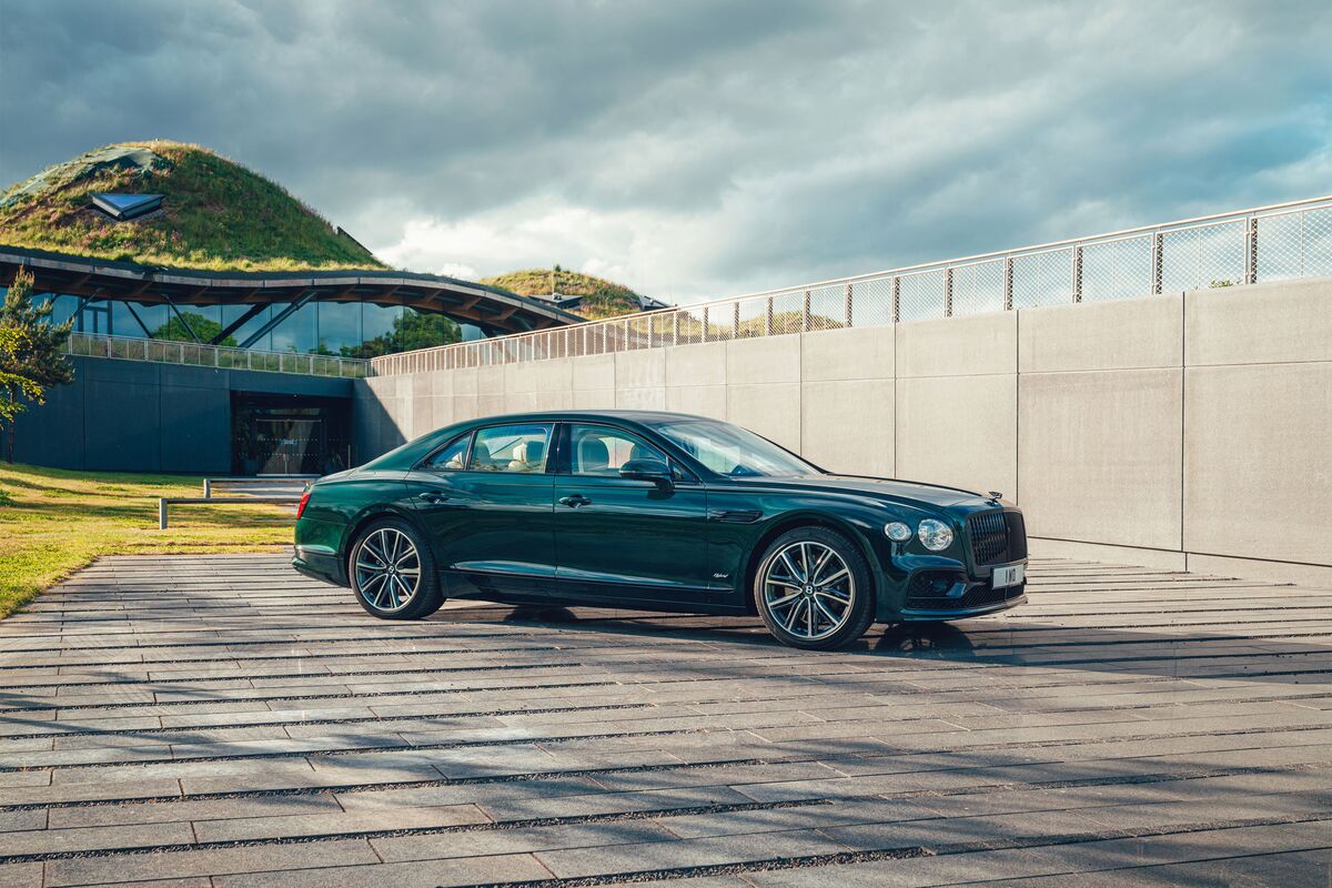 Bentley Goes Own Way New Flying Spur Hybrid Bloomberg