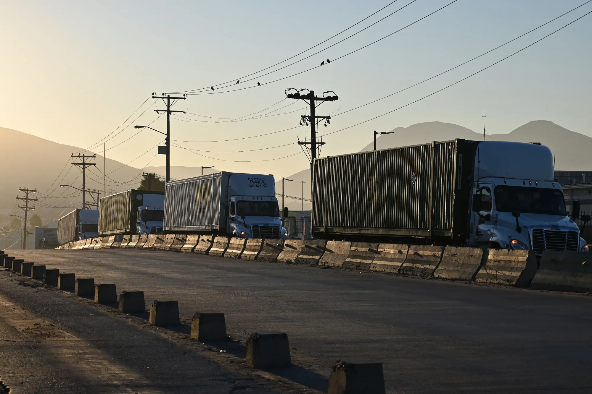 Camiones con remolque esperan en fila en el puerto de entrada de Otay Mesa, en la frontera entre Estados Unidos y México, en Tijuana, Baja California, México.