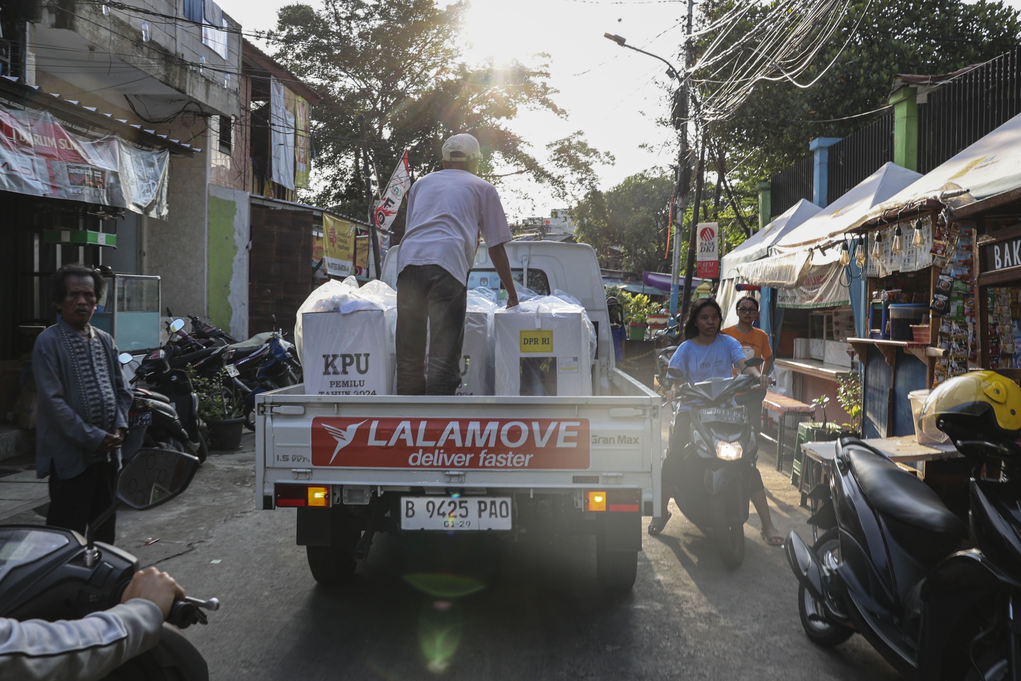 Indonesia Says 71 Election Workers Died From Exhaustion - Bloomberg