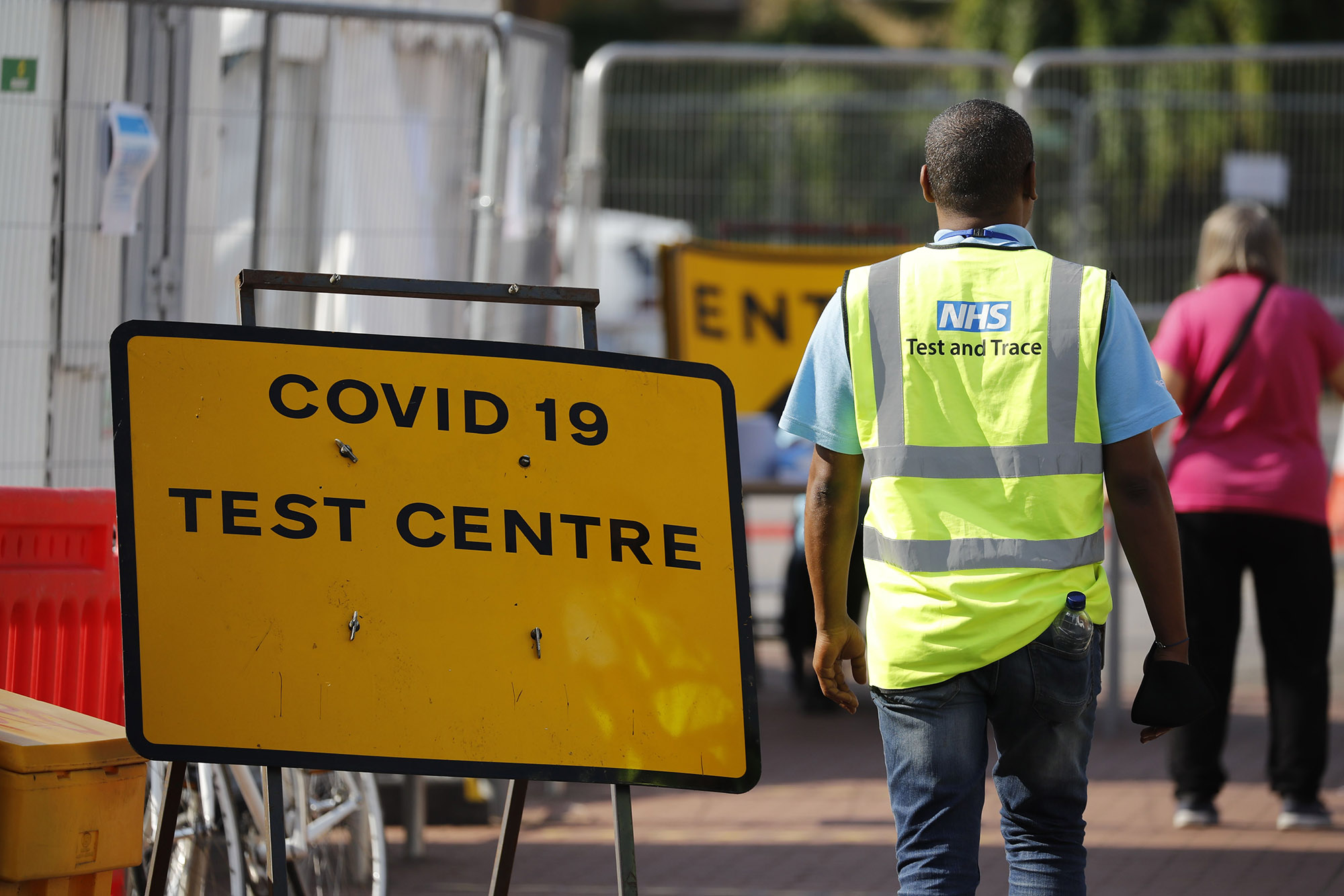 An employee of the NHS test and trace program&nbsp;staffs a covid-19 testing centre in north London on Sept. 16.&nbsp;