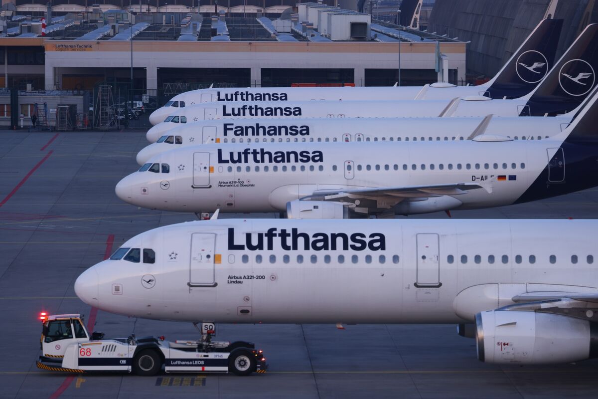 Lufthansa Prepares Crisis Plans That Include Grounding Jets