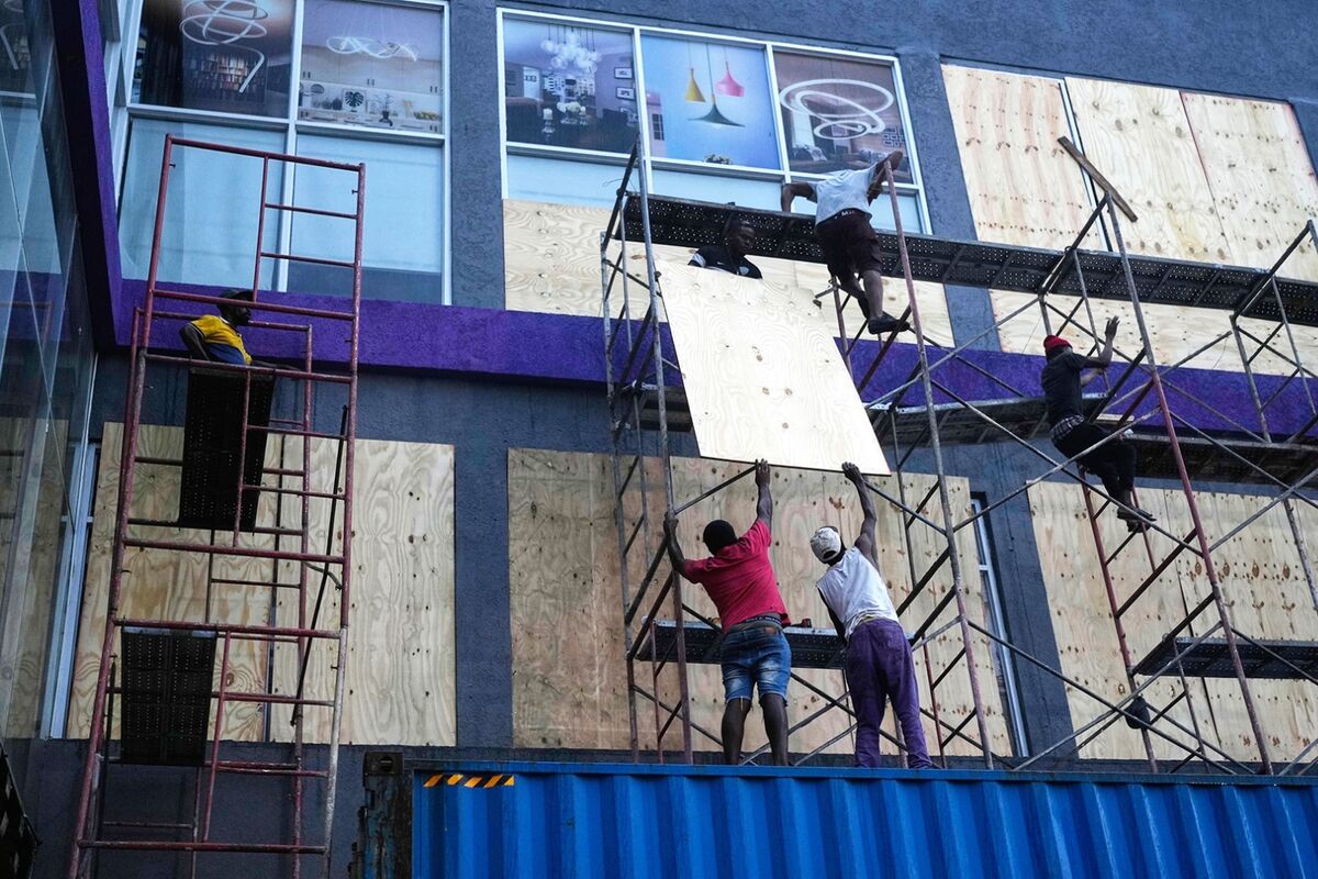 Category 5 Hurricane Melissa Batters Jamaica With Catastrophic Winds Flooding