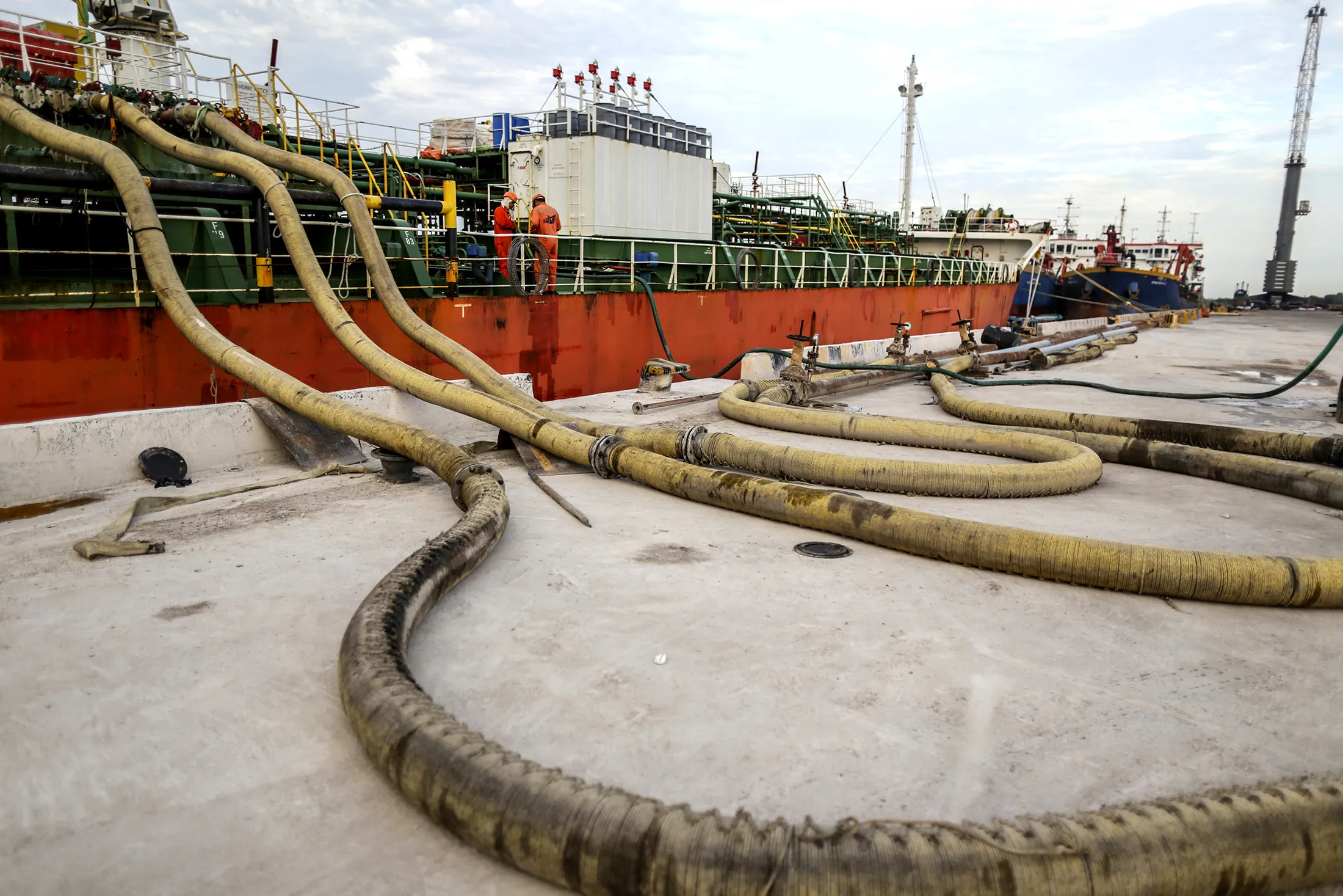 Indians Pay $600 Million for Stake in Abu Dhabi Oil Concession - Bloomberg