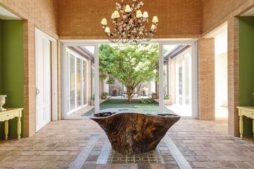 La casa tiene un interior contemporáneo, con un diseño de planta abierta.