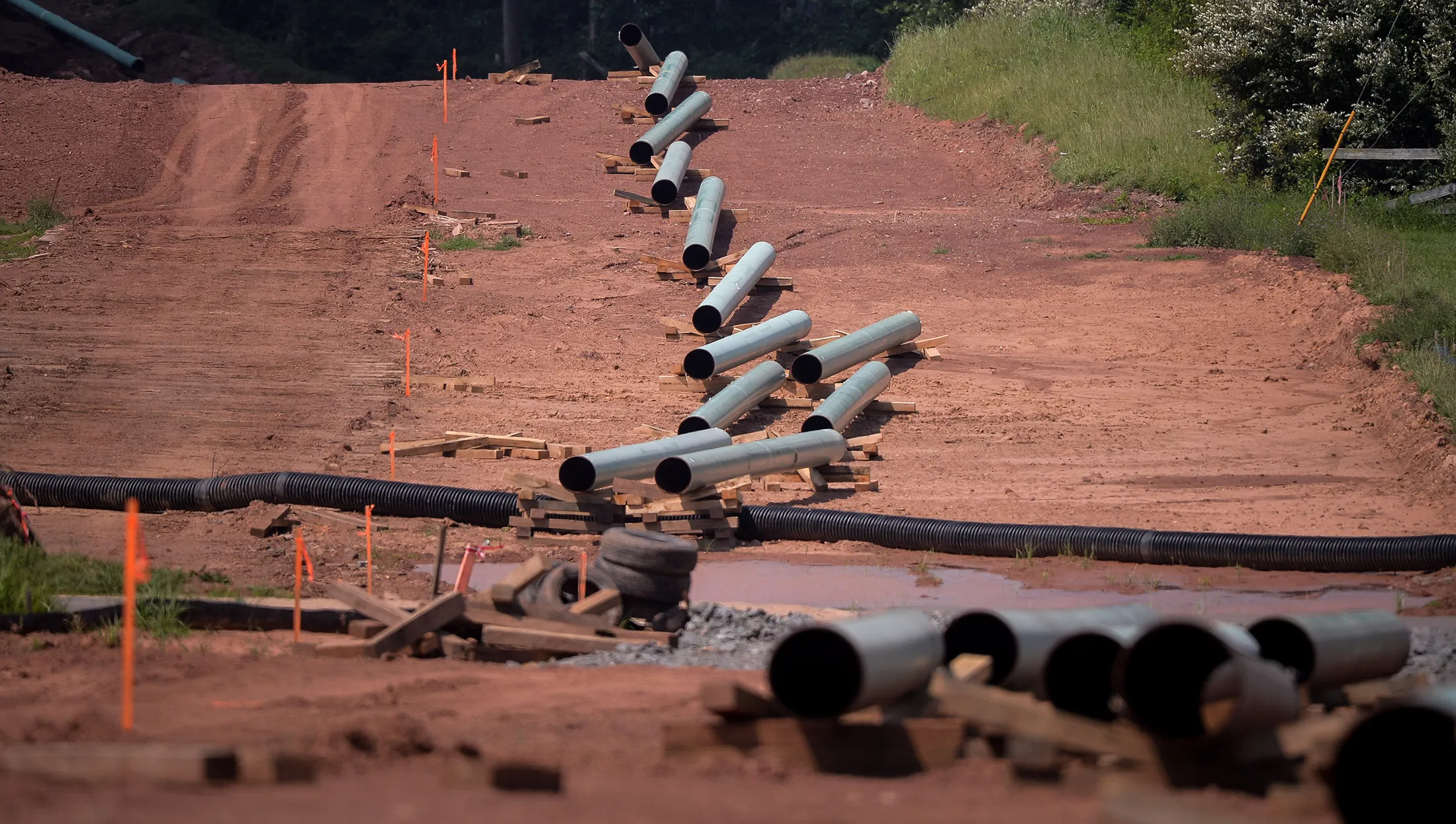 Sections of pipe sit on top of wooden supports at an Energy Transfer Partners LP construction site for the Sunoco Inc.Â MarinerÂ EastÂ 2Â natural gas liquids pipeline project near Morgantown, Pennsylvania, U.S. on Aug. 4, 2017. The Pennsylvania Department of Environmental Protection hasÂ issuedÂ four notices of violation after "inadvertent" spills of drilling fluids associated with horizontal directional drilling for the project.