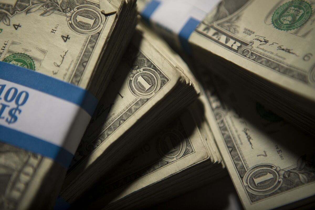 Dollar Set to Break Winning Streak as Trump Calls for Rate Cuts