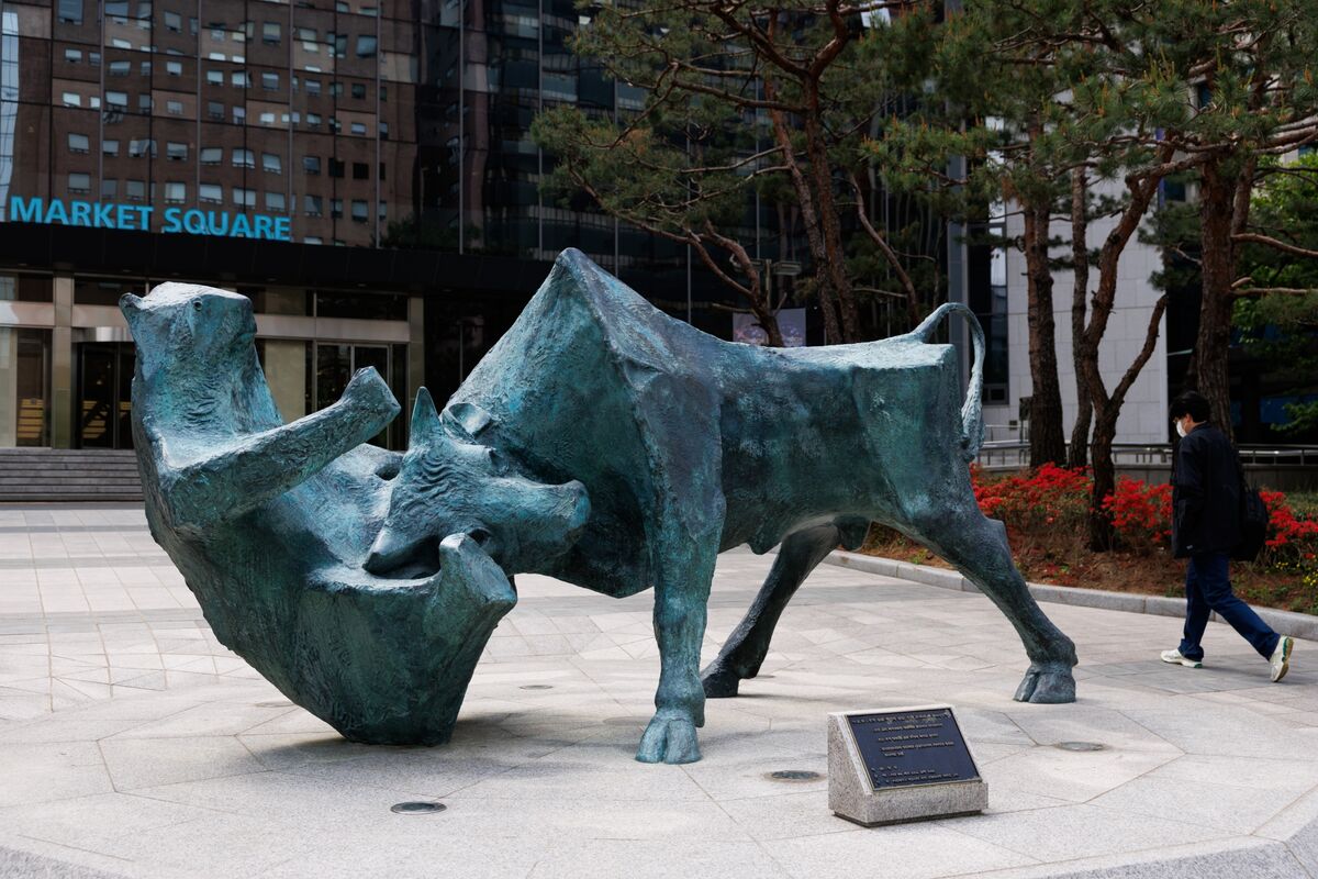 bloomberg.com - Jonathan Levin - South Korea's Chip Surge Hides the Market's Vulnerabilities