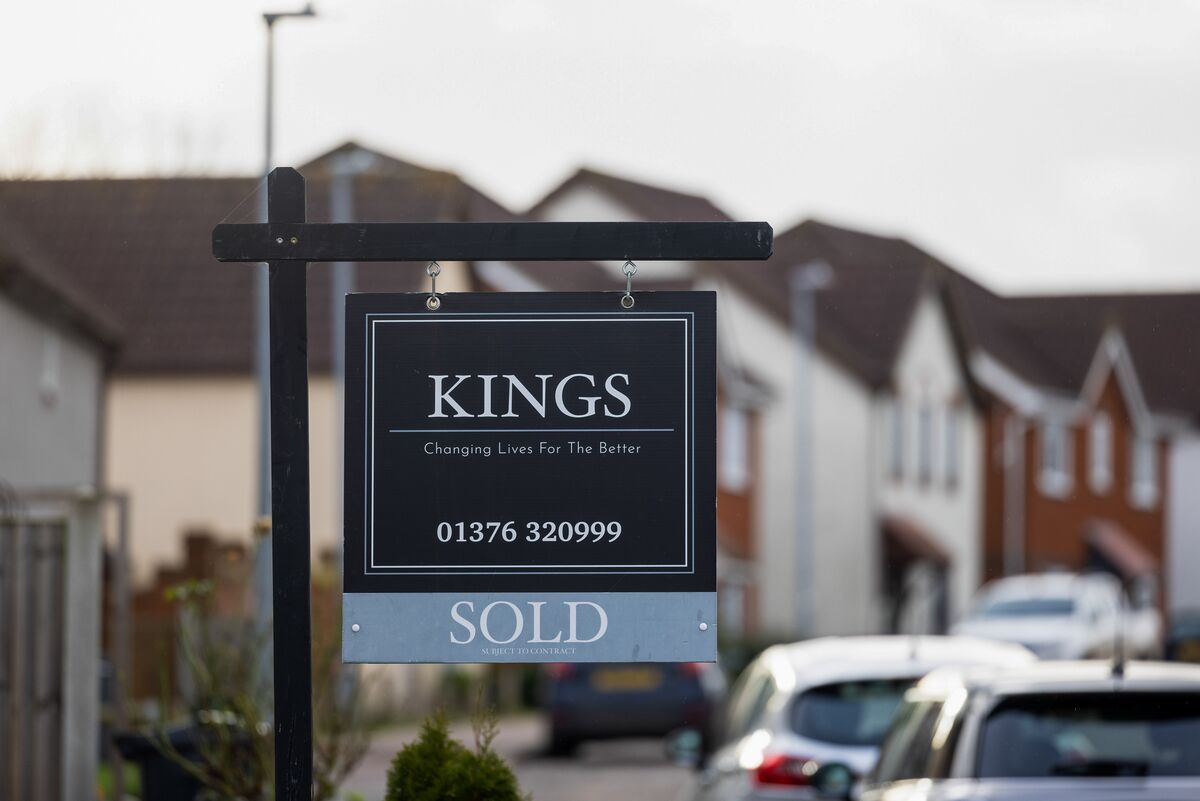 uk-house-prices-begin-2024-with-0-7-gain-nationwide-says-bloomberg