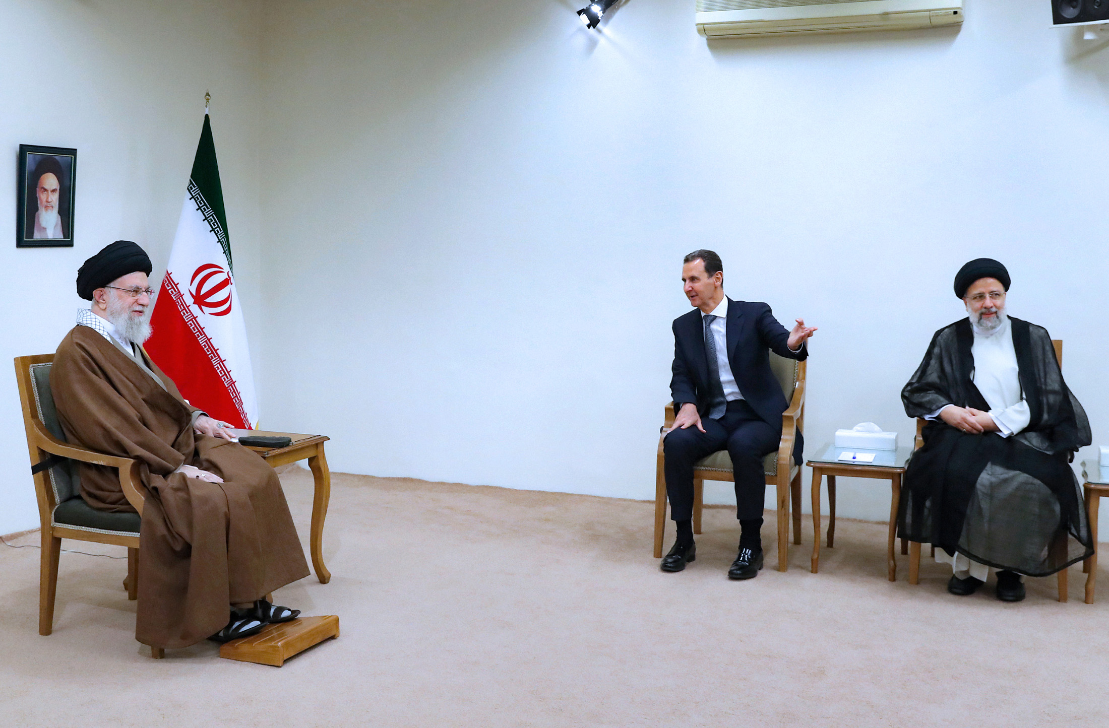 Syria’s Assad, Iran’s Khamenei Met In Surprise Tehran Summit - Bloomberg