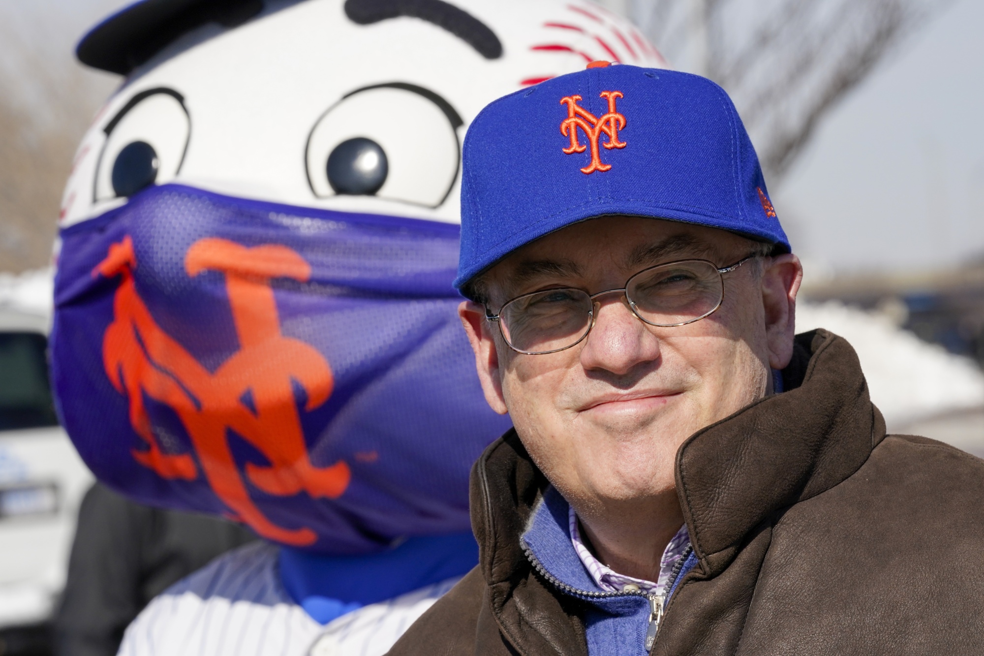 The Mets have changed their NewYork-Presbyterian patch to reflect team  colors, as owner Steve Cohen promised. No longer red and white…