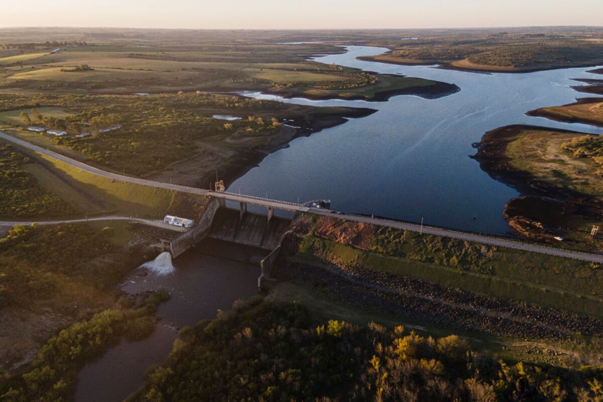 uruguay-drought-spurs-water-safety-caution-as-bottled-water-sales