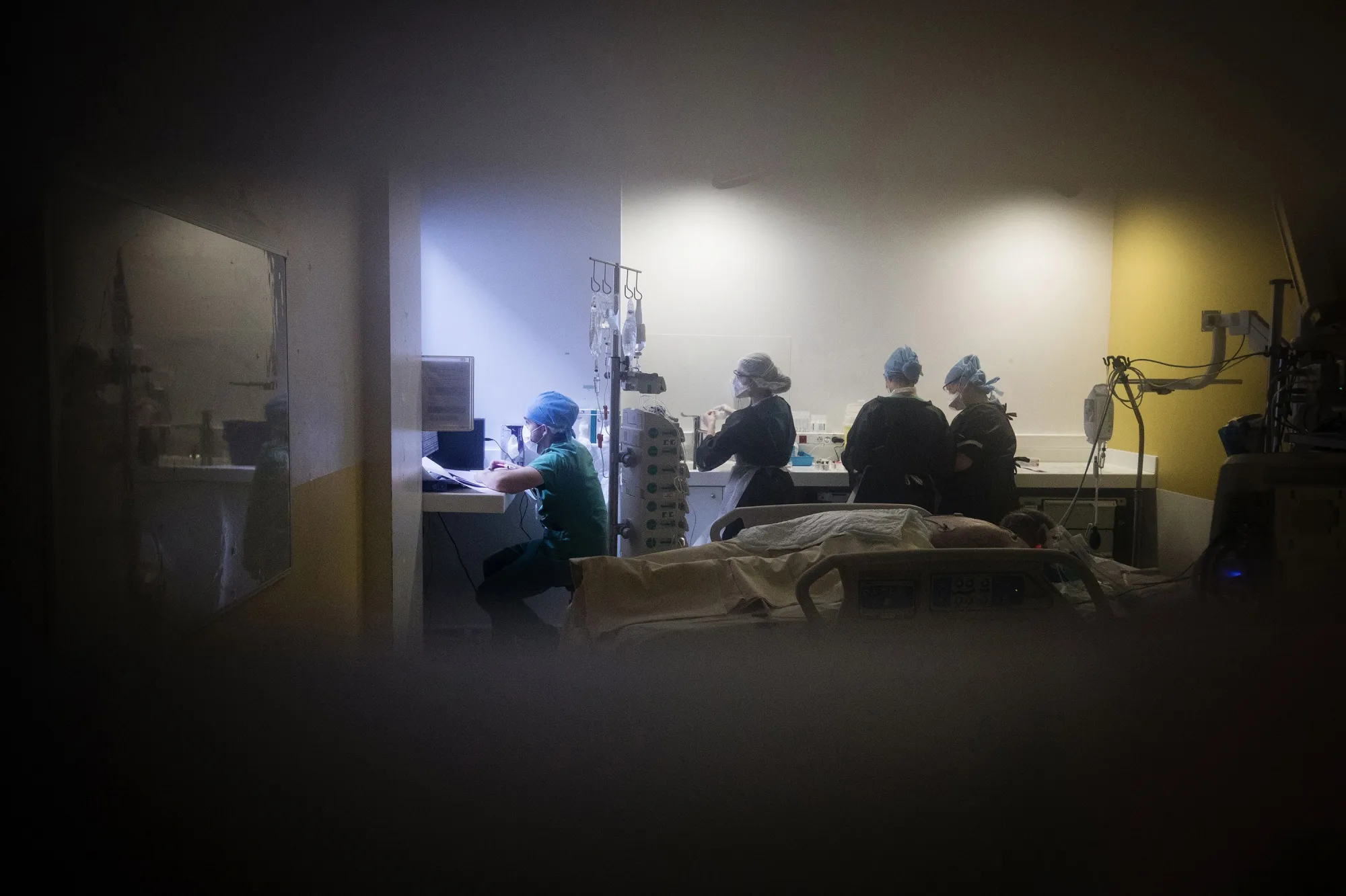 Medical staff tend to a patient infected with Covid-19 at a hospital in Paris on April 27.