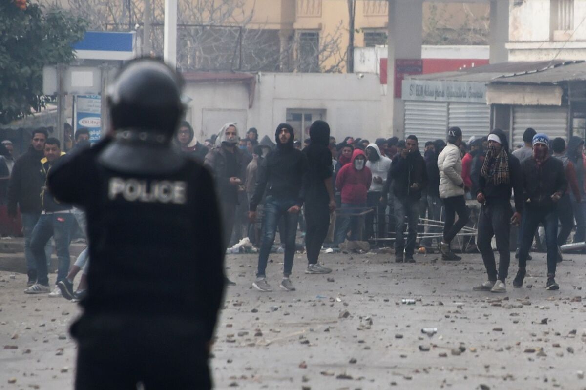 Tunisia police clash with protesters as government under fire for austerity plan (bloomberg.com)