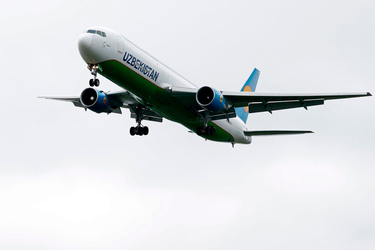 Uzbekistan Signs $8B Boeing Dreamliner Deal Creating 35,000 U.S. Jobs