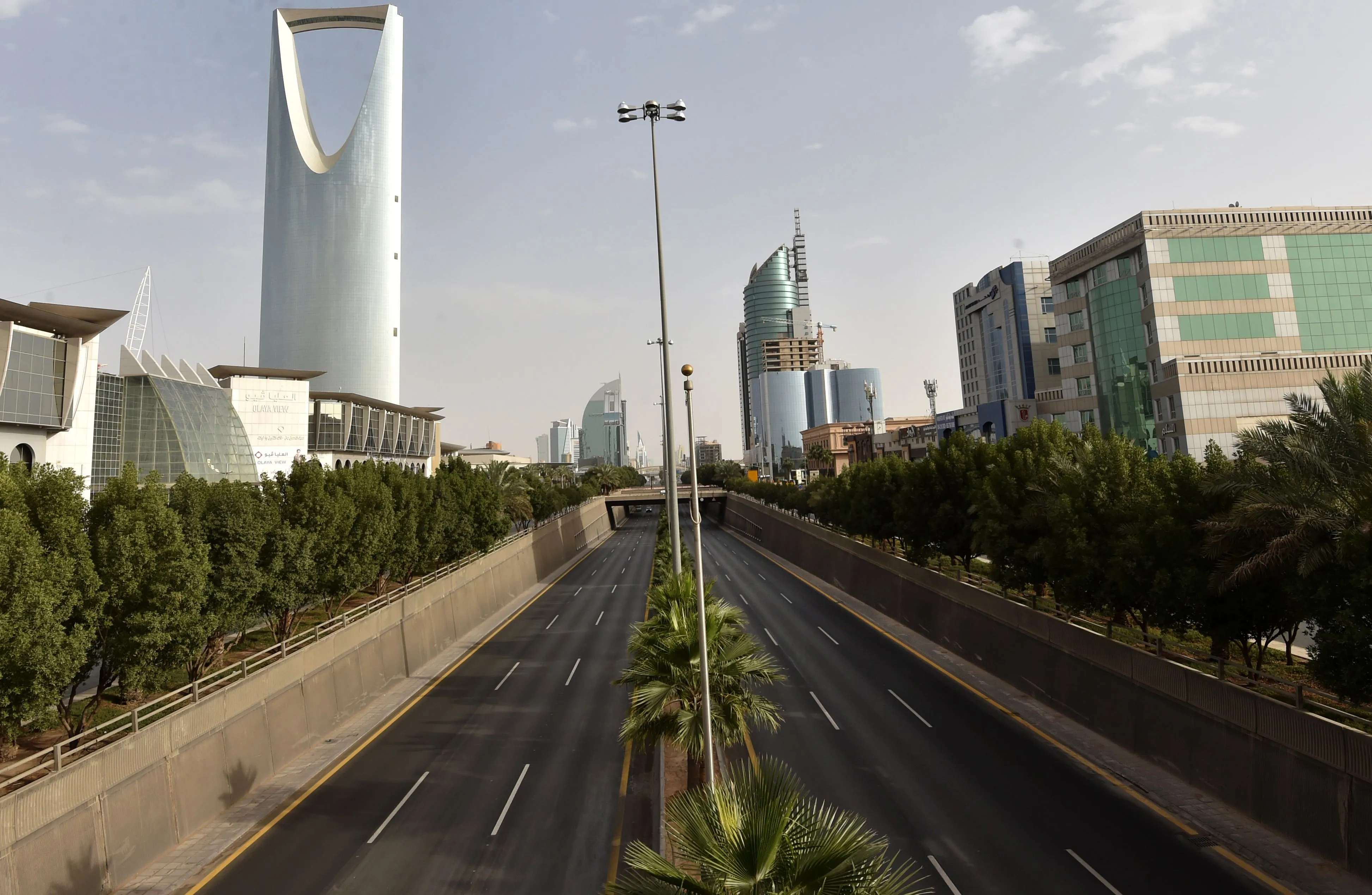 The main King Fahd road sits empty following a curfew&nbsp;in Riyadh, on March 26.&nbsp;