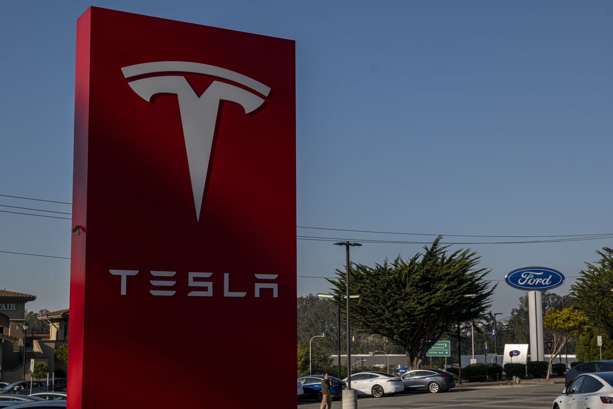 Tesla Accused By California Of ‘Pervasive’ Racism At Factory - Bloomberg