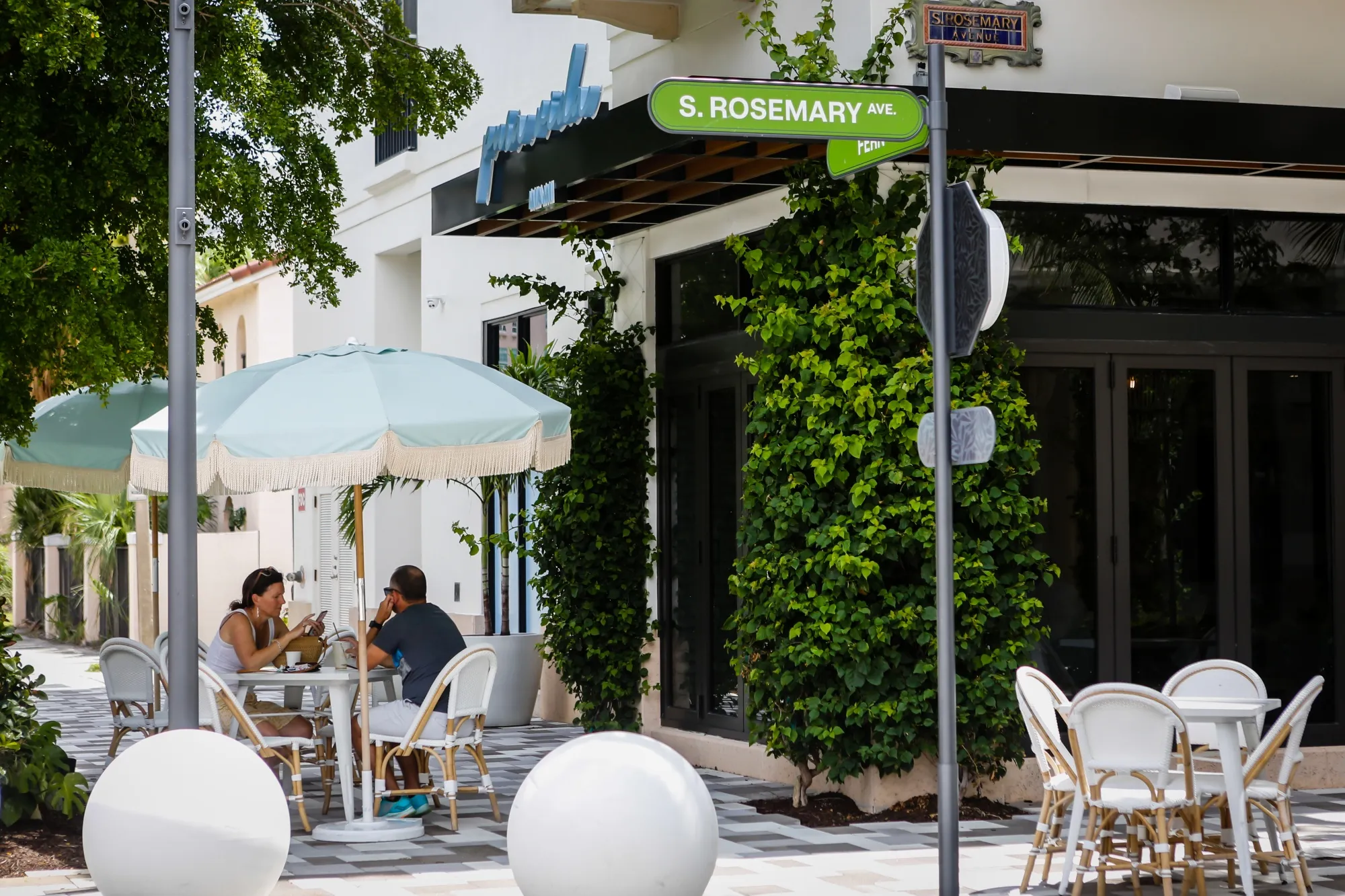 People dine&nbsp;in West Palm Beach, Florida.