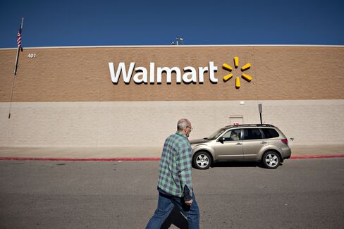 Wal-Mart Rises as Dividend Boost Helps Ease Concern on Forecast