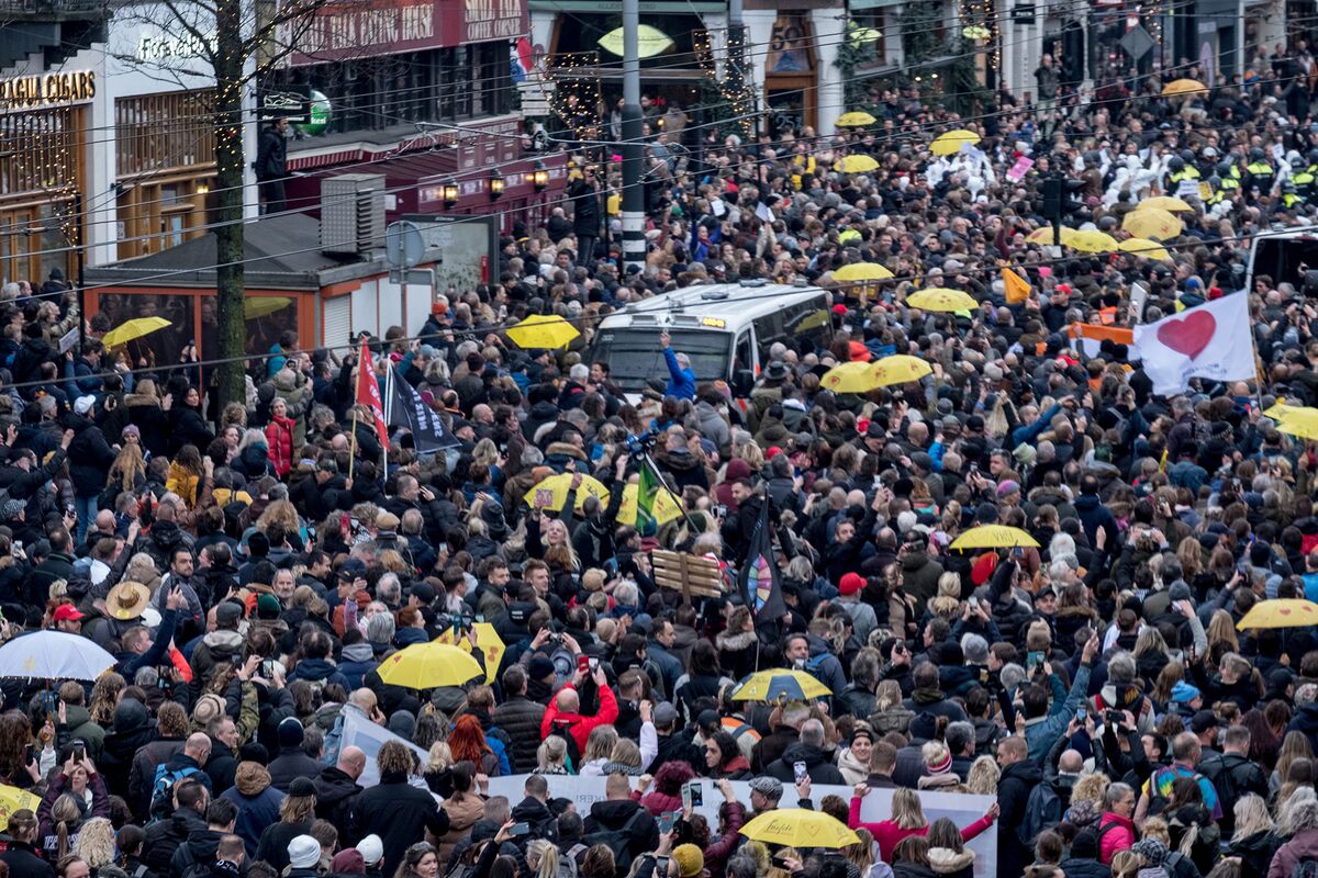 Thousands Gather To Oppose Dutch Virus Measures Despite Ban - Bloomberg