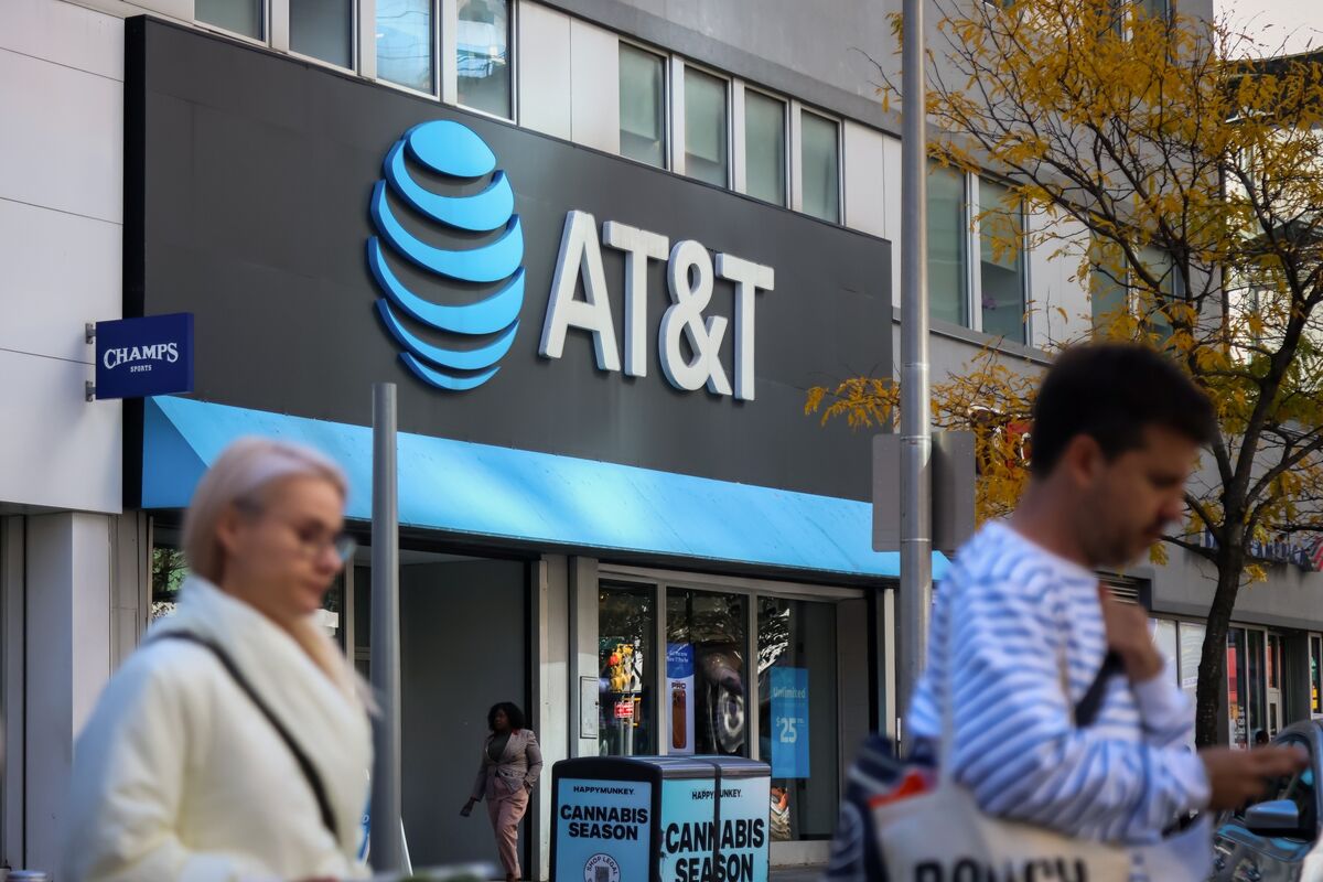 bloomberg.com - Kelcee Griffis - AT&amp;T Reports Greater-than-Expected Mobile Subscriber Gains
