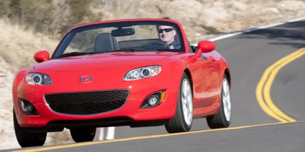 With its classic profile and hand-operated ragtop, what the 2011 Mazda MX-5 Miata convertible lacks in luxury, it makes up for in driving fun.
