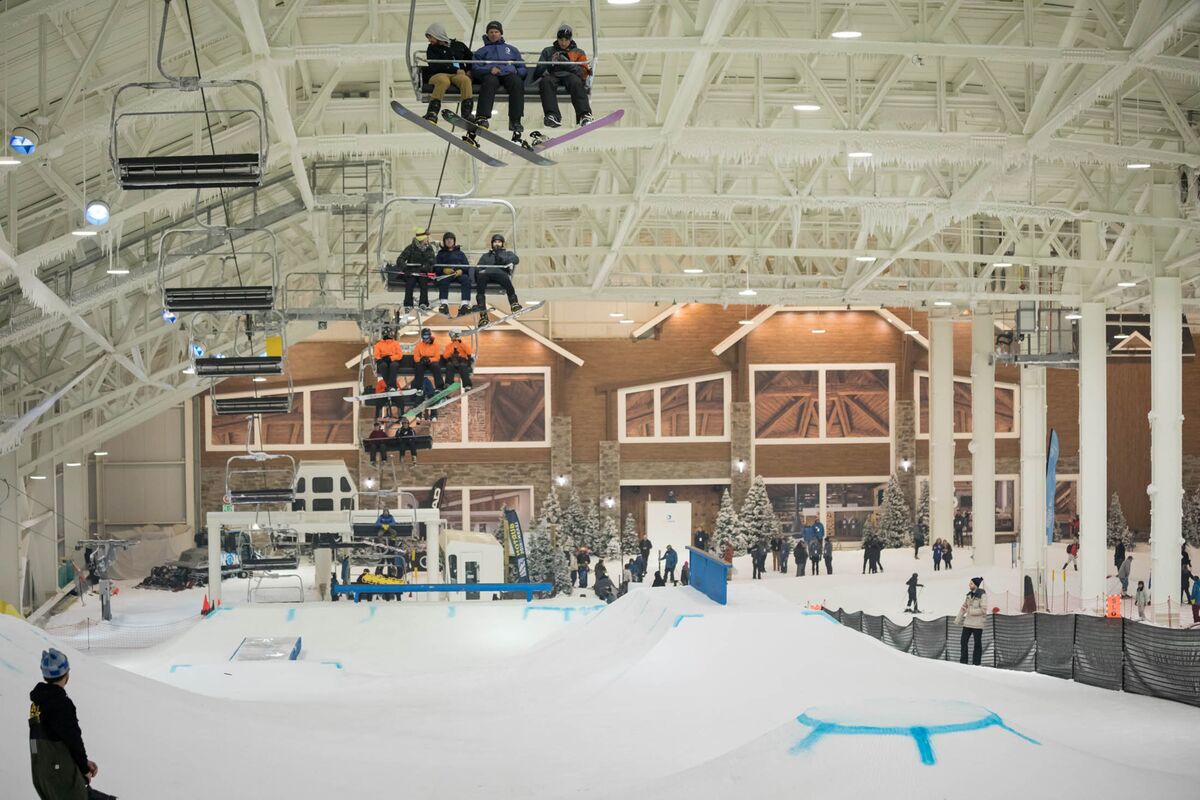 Big Snow Review American Dream S Indoor Ski Slope Shreds Bloomberg