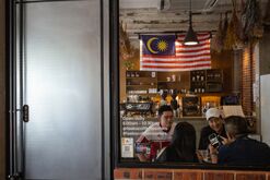 Malaysia Keeps Rate Steady Amid Cooling Inflation, Growth 