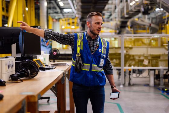 In Amazon’s Flagship Fulfillment Center, the Machines Run the Show