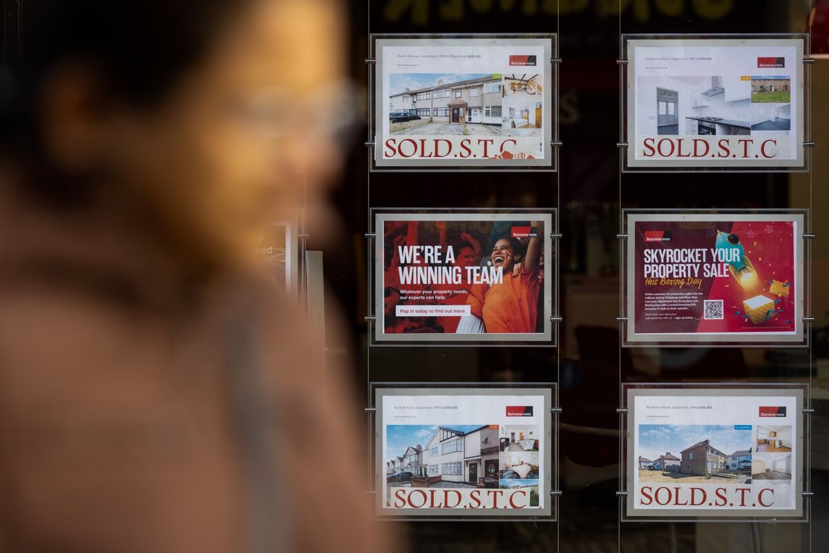 UK House Prices Fall at Sharpest Pace in 14 Years, Halifax Says - Bloomberg