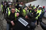 Protesters clash with police officers during demonstration&nbsp;in Paris, on Dec.&nbsp;29.