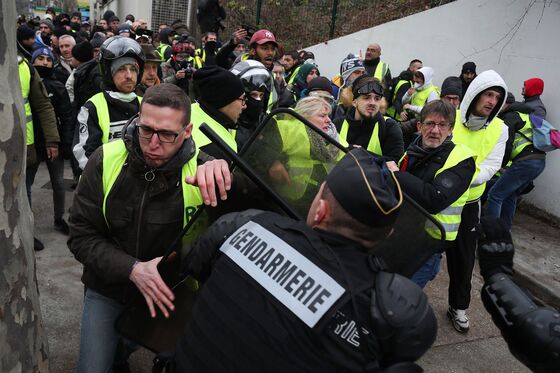 Fewer French Yellow Vests Turn Out for Seventh Weekly Protest