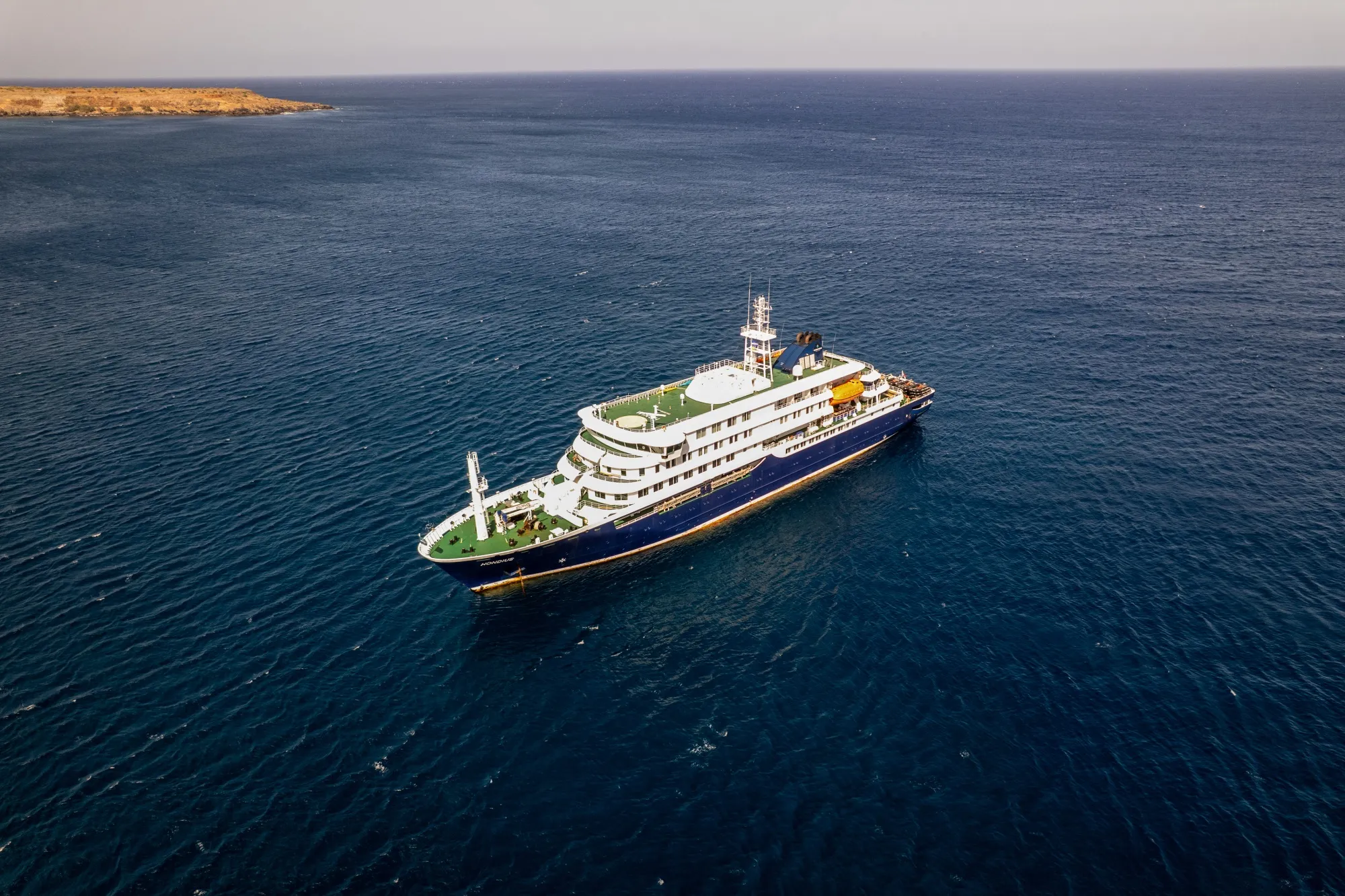 El crucero MV Hondius frente al puerto de Praia, la capital de Cabo Verde, el 3 de mayo.