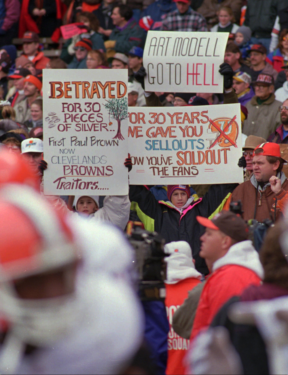 Fans line up in stadium to mourn owner Art Modell 