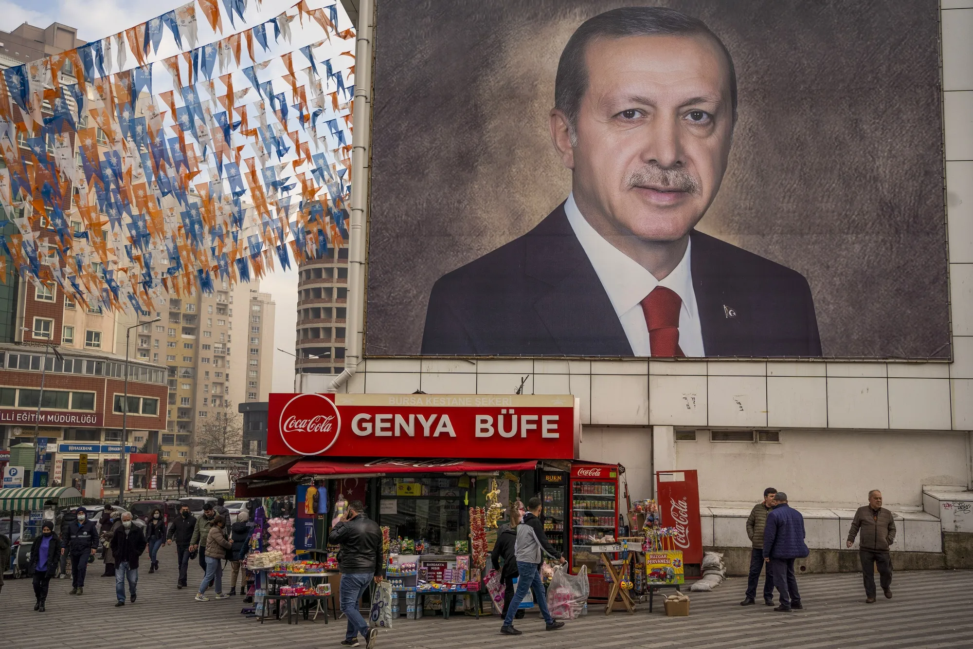 Shoppers&nbsp;in front of a mural of Turkish President Recep Erdogan in Bursa, Turkey.&nbsp;